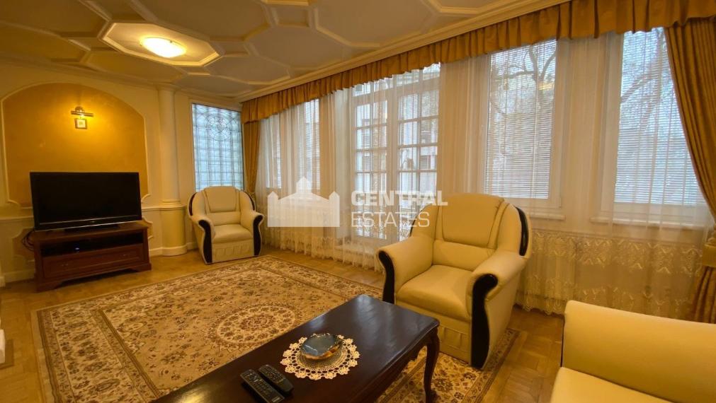 Luxusný 4i byt pod hradom s balkónom parkovaním na prenájom v Starom meste