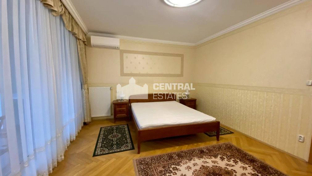 Luxusný 4i byt pod hradom s balkónom parkovaním na prenájom v Starom meste