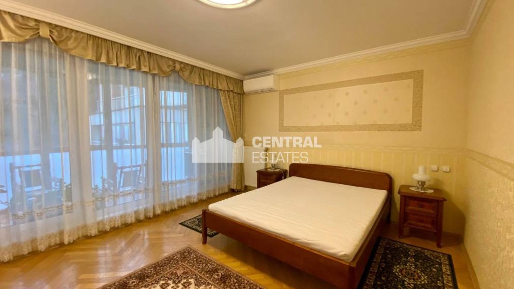 Luxusný 4i byt pod hradom s balkónom parkovaním na prenájom v Starom meste