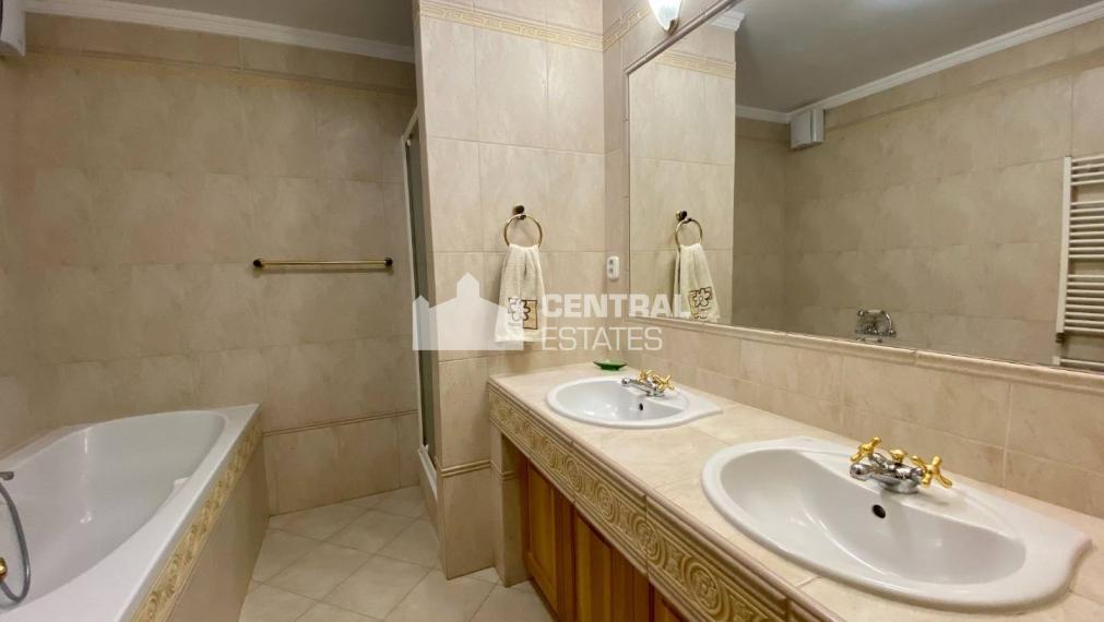 Luxusný 4i byt pod hradom s balkónom parkovaním na prenájom v Starom meste