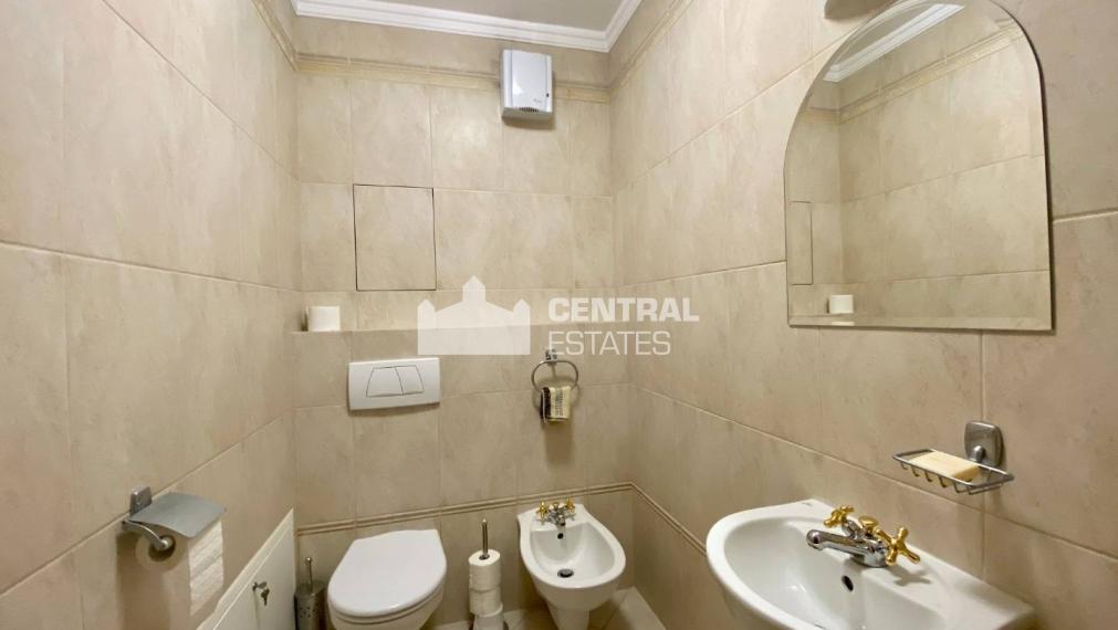 Luxusný 4i byt pod hradom s balkónom parkovaním na prenájom v Starom meste