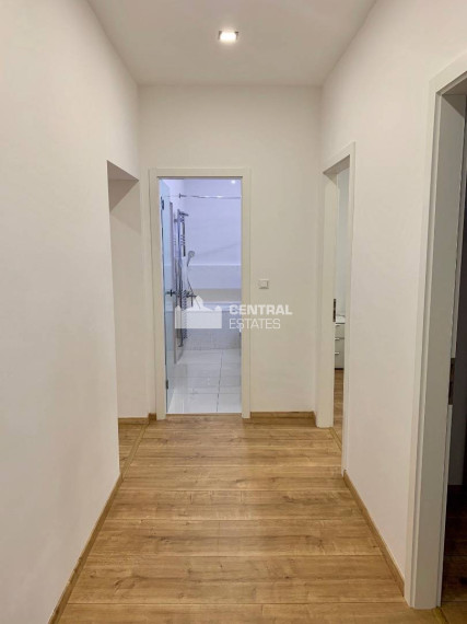 Exkluzívny slnečný 4- izbový byt s balkónom na prenájom v Starom meste