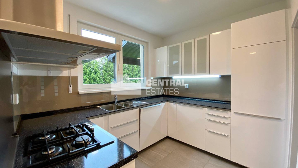 Priestranný 6-izbový rodinný dom so záhradou na prenájom v Záhorskej Bystrici