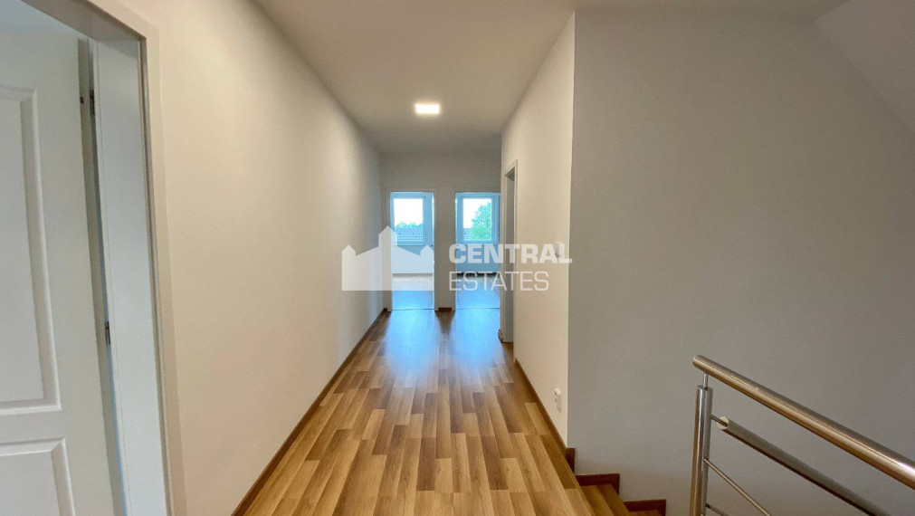 Priestranný 6-izbový rodinný dom so záhradou na prenájom v Záhorskej Bystrici