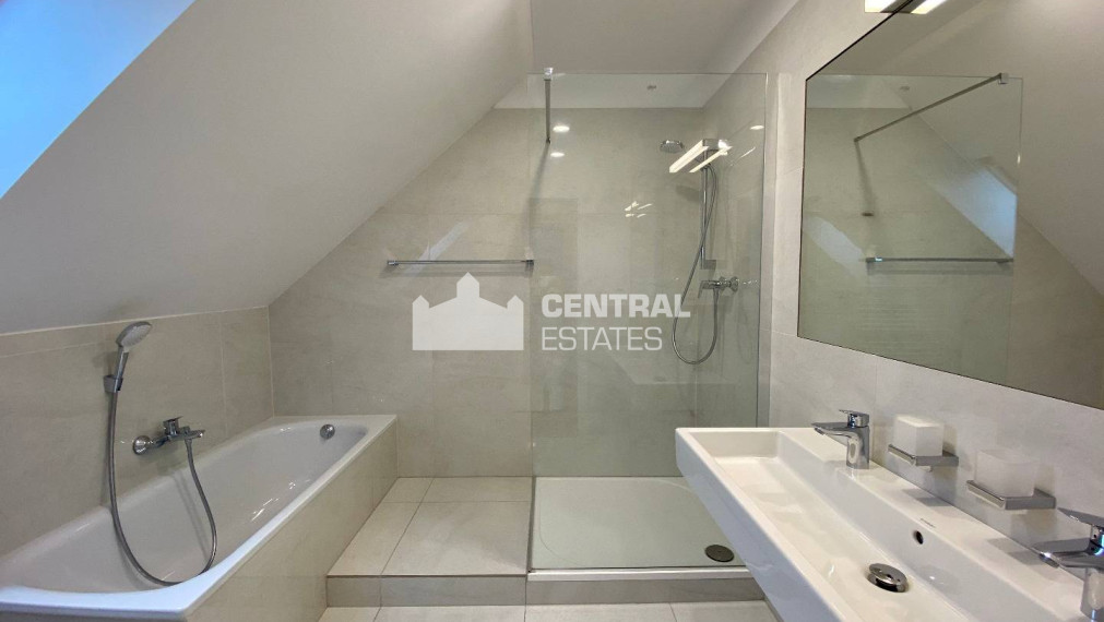 Priestranný 6-izbový rodinný dom so záhradou na prenájom v Záhorskej Bystrici