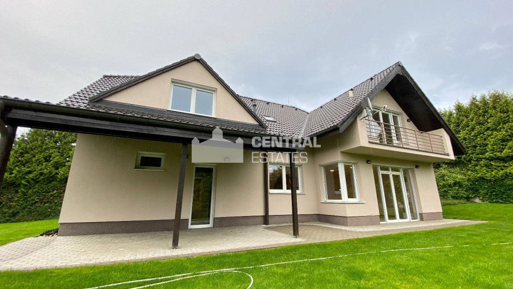 Priestranný 6-izbový rodinný dom so záhradou na prenájom v Záhorskej Bystrici