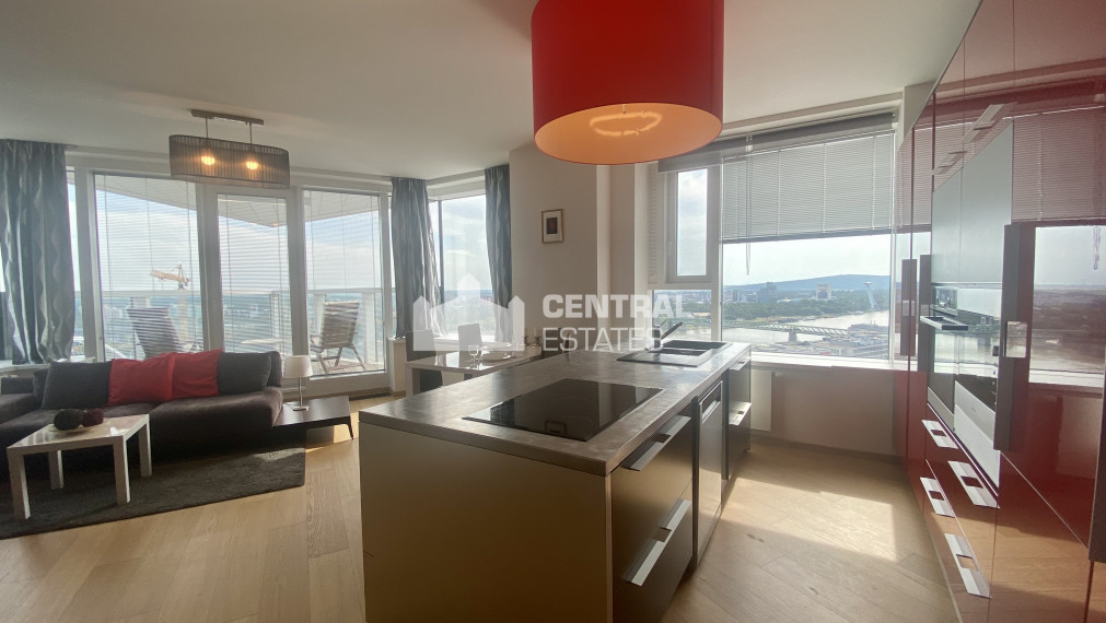 Nadštandardný klimatizovaný 4i byt s terasou na prenájom v Starom meste