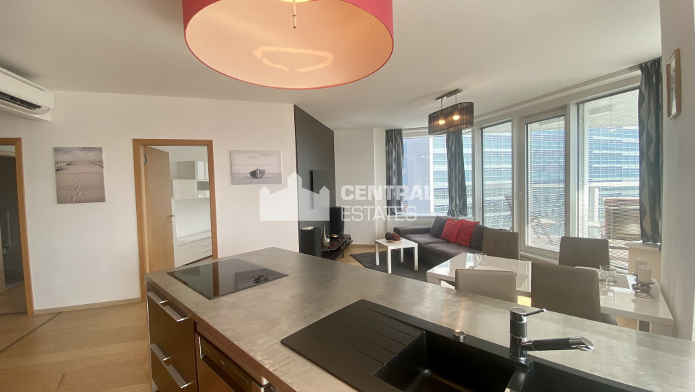 Nadštandardný klimatizovaný 4i byt s terasou na prenájom v Starom meste