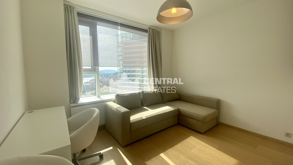 Nadštandardný klimatizovaný 4i byt s terasou na prenájom v Starom meste