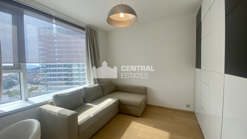 Nadštandardný klimatizovaný 4i byt s terasou na prenájom v Starom meste