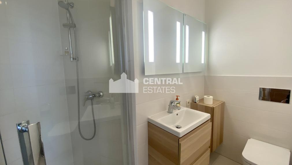 Nadštandardný klimatizovaný 4i byt s terasou na prenájom v Starom meste