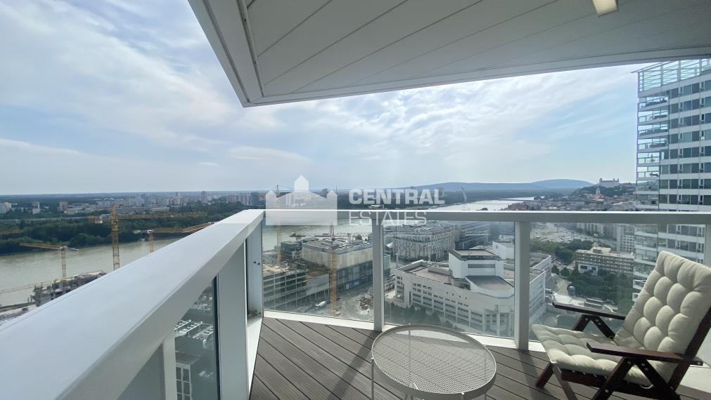 Nadštandardný klimatizovaný 4i byt s terasou na prenájom v Starom meste