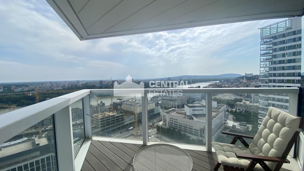 Nadštandardný klimatizovaný 4i byt s terasou na prenájom v Starom meste