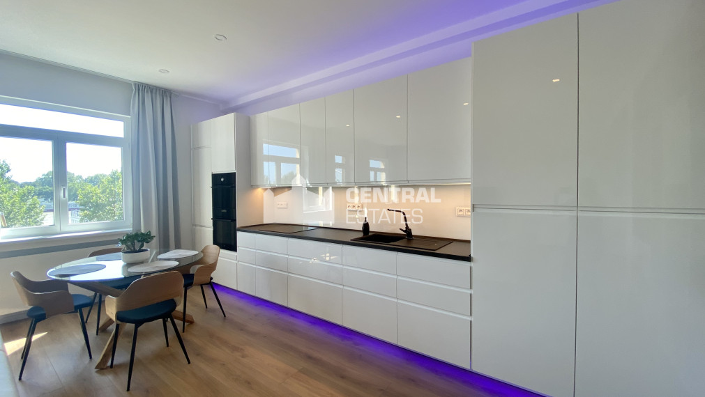 Luxusný 3i byt s balkónom a pivnicou na prenájom v Starom meste