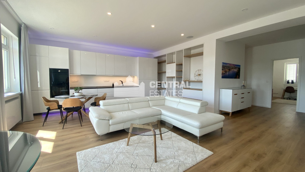 Luxusný 3i byt s balkónom a pivnicou na prenájom v Starom meste