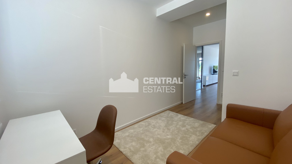 Luxusný 3i byt s balkónom a pivnicou na prenájom v Starom meste