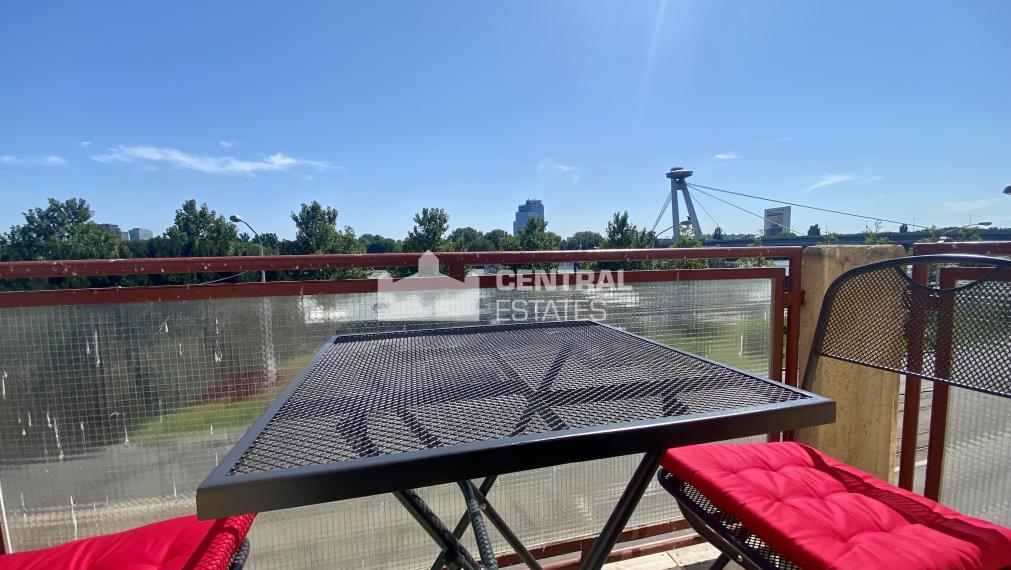 Luxusný 3i byt s balkónom a pivnicou na prenájom v Starom meste