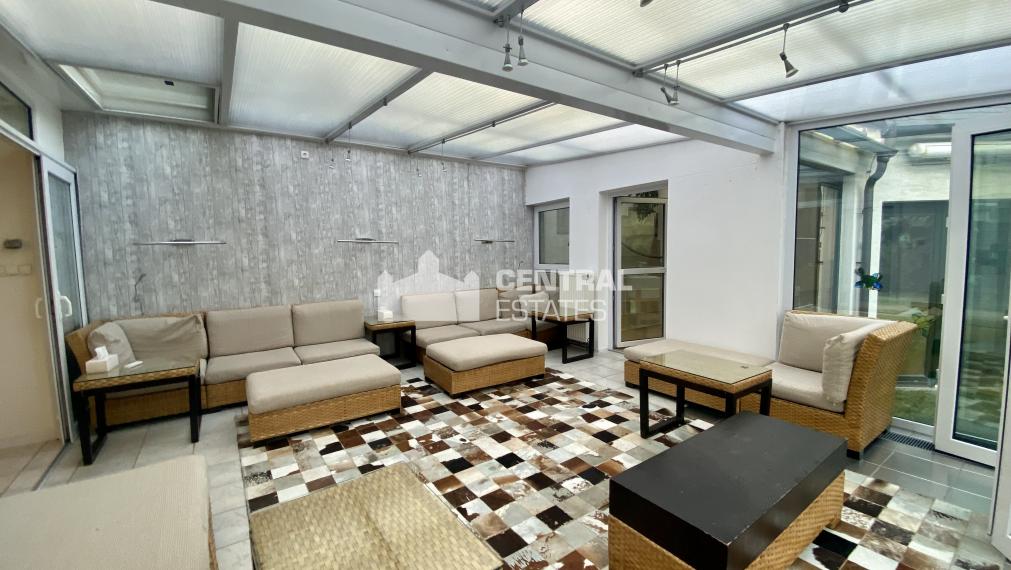 Priestranný 8-izbový rodinný dom so záhradou a saunou na prenájom v Novom meste