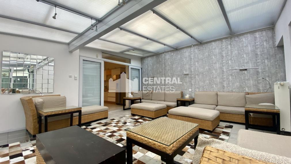 Priestranný 8-izbový rodinný dom so záhradou a saunou na prenájom v Novom meste