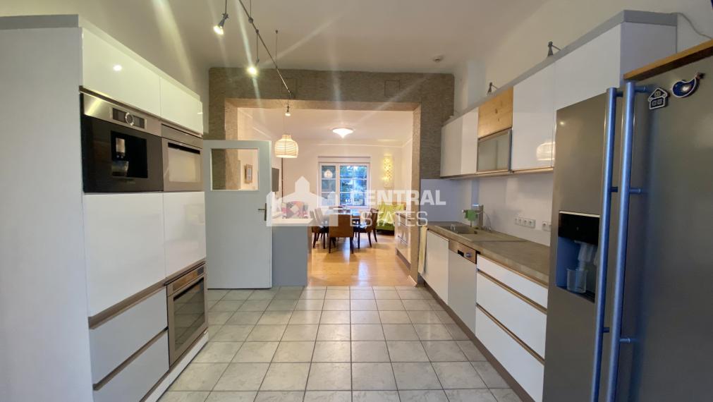 Priestranný 8-izbový rodinný dom so záhradou a saunou na prenájom v Novom meste