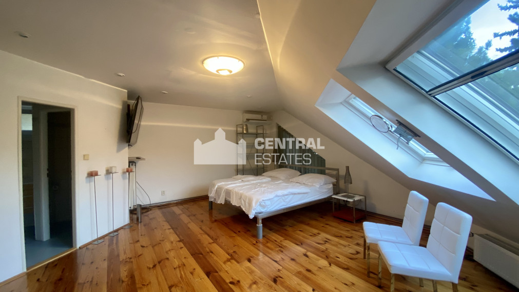 Priestranný 8-izbový rodinný dom so záhradou a saunou na prenájom v Novom meste