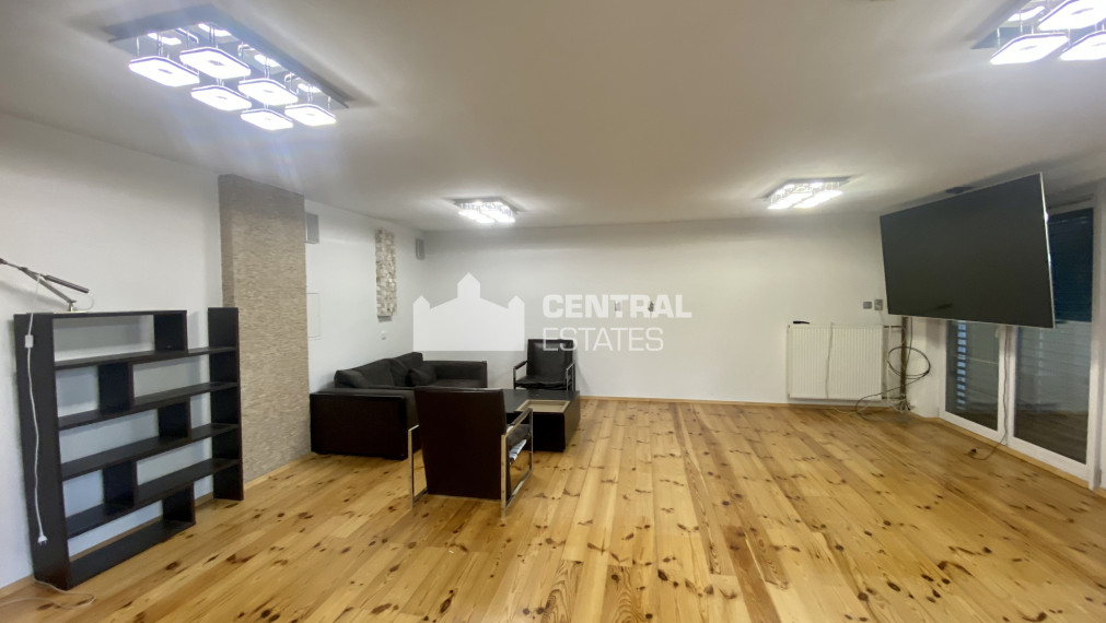 Priestranný 8-izbový rodinný dom so záhradou a saunou na prenájom v Novom meste