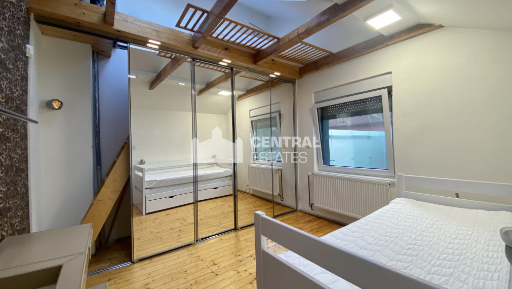 Priestranný 8-izbový rodinný dom so záhradou a saunou na prenájom v Novom meste