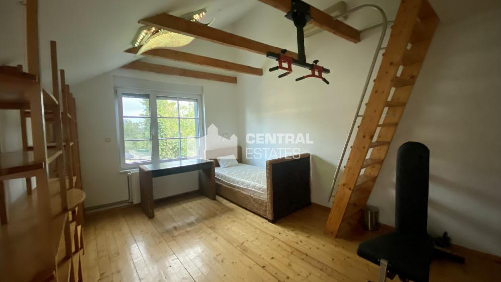 Priestranný 8-izbový rodinný dom so záhradou a saunou na prenájom v Novom meste