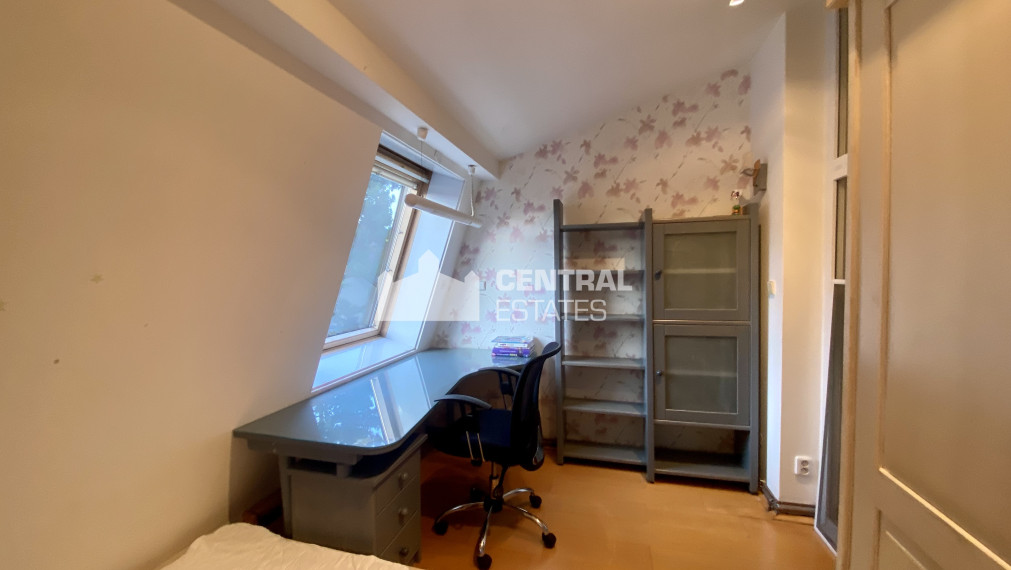 Priestranný 8-izbový rodinný dom so záhradou a saunou na prenájom v Novom meste