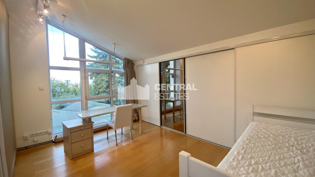 Priestranný 8-izbový rodinný dom so záhradou a saunou na prenájom v Novom meste