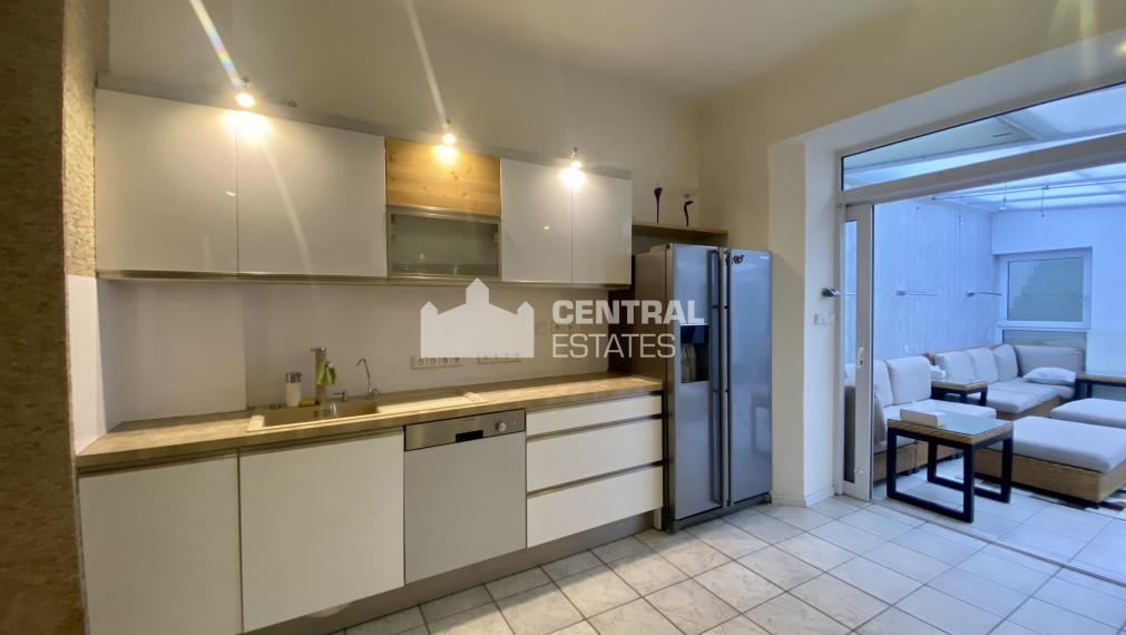 Priestranný 8-izbový rodinný dom so záhradou a saunou na prenájom v Novom meste