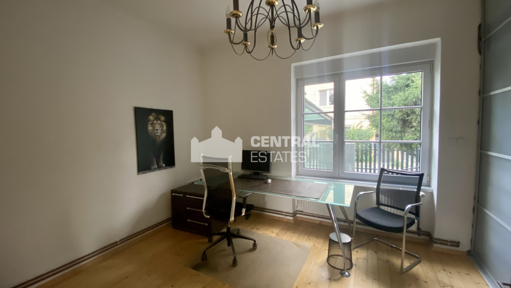 Priestranný 8-izbový rodinný dom so záhradou a saunou na prenájom v Novom meste