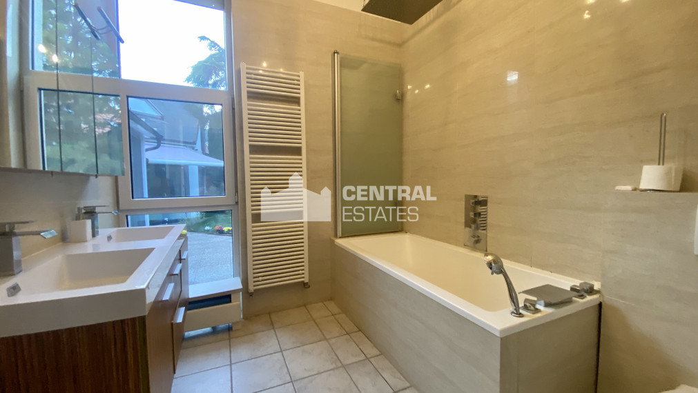 Priestranný 8-izbový rodinný dom so záhradou a saunou na prenájom v Novom meste