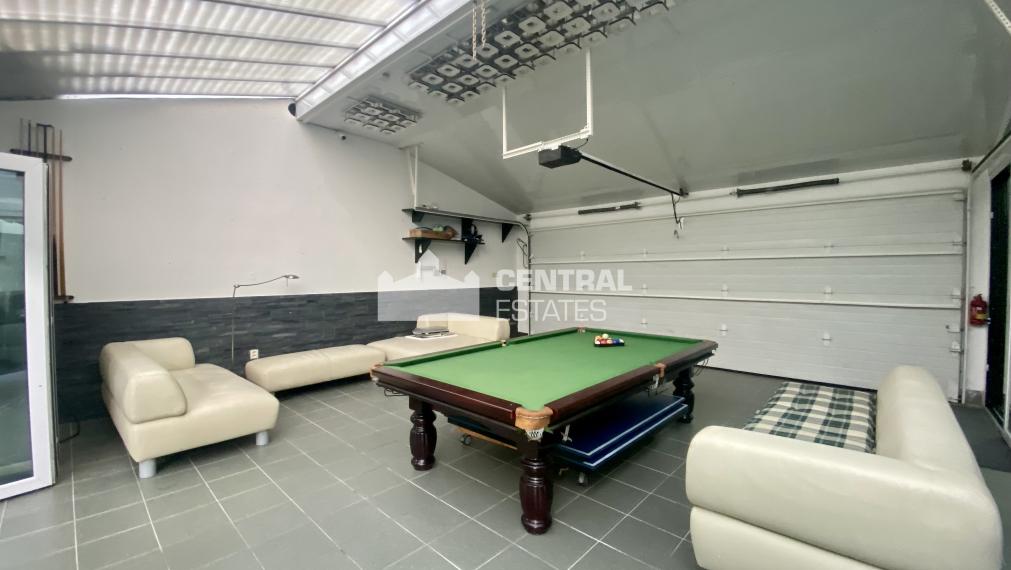 Priestranný 8-izbový rodinný dom so záhradou a saunou na prenájom v Novom meste