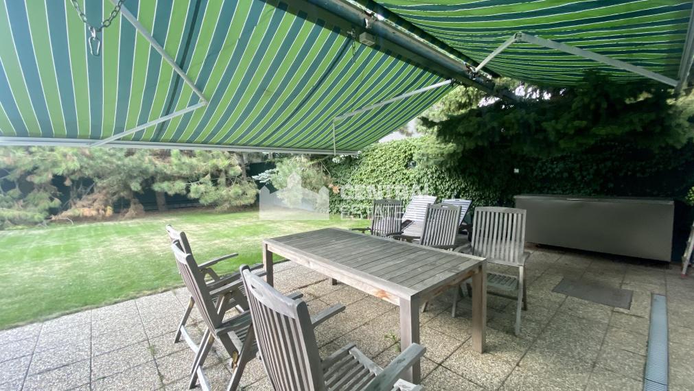 Priestranný 8-izbový rodinný dom so záhradou a saunou na prenájom v Novom meste