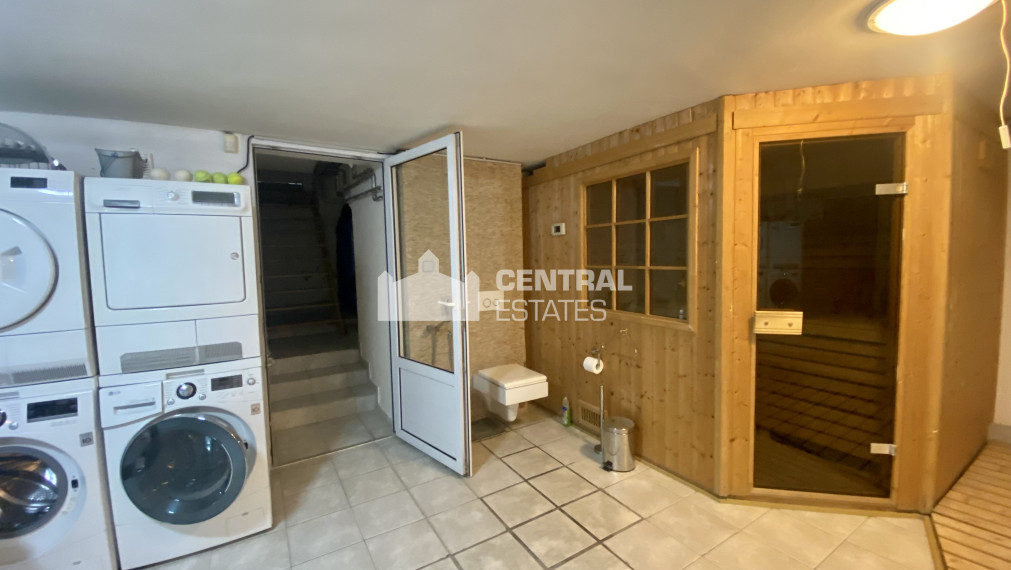 Priestranný 8-izbový rodinný dom so záhradou a saunou na prenájom v Novom meste