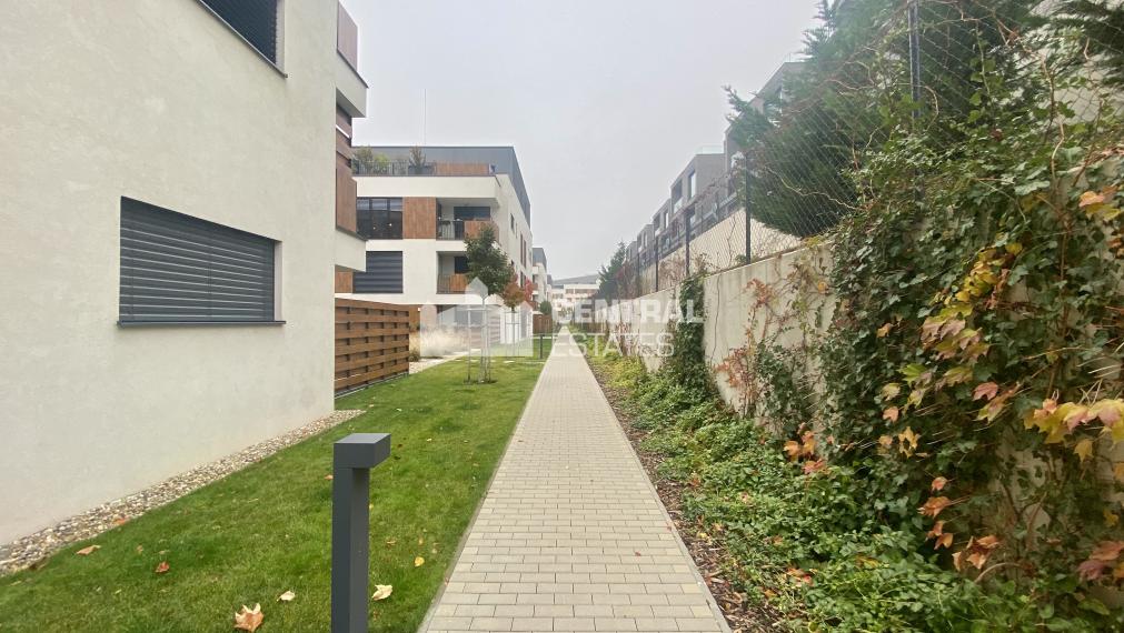 Exclusive 3- bedroom apartment in a new building with a terrace and parking for rent in Nové mesto