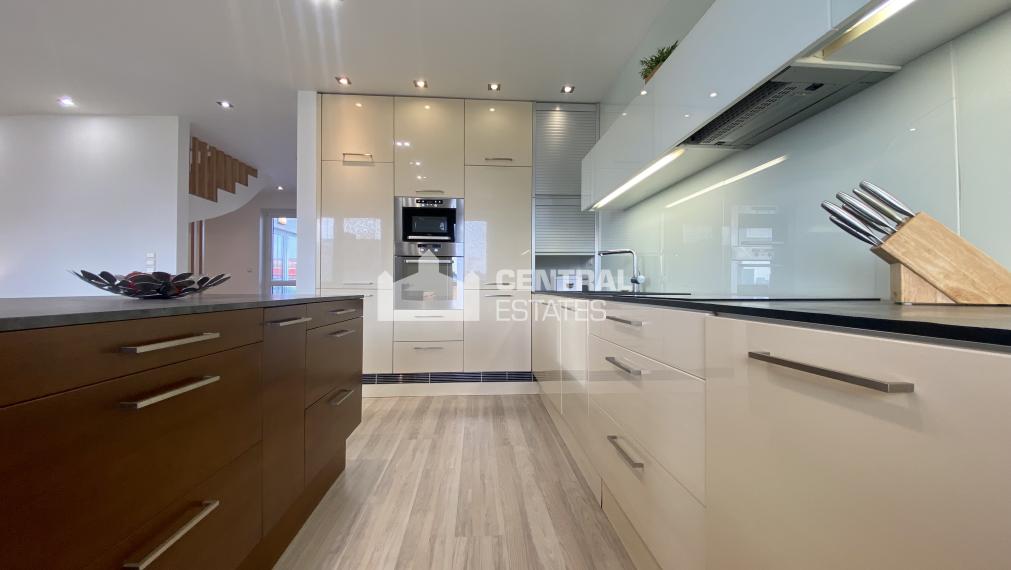 Superior 4- bedroom duplex in a new building with terrace and garage for rent in Petržalka