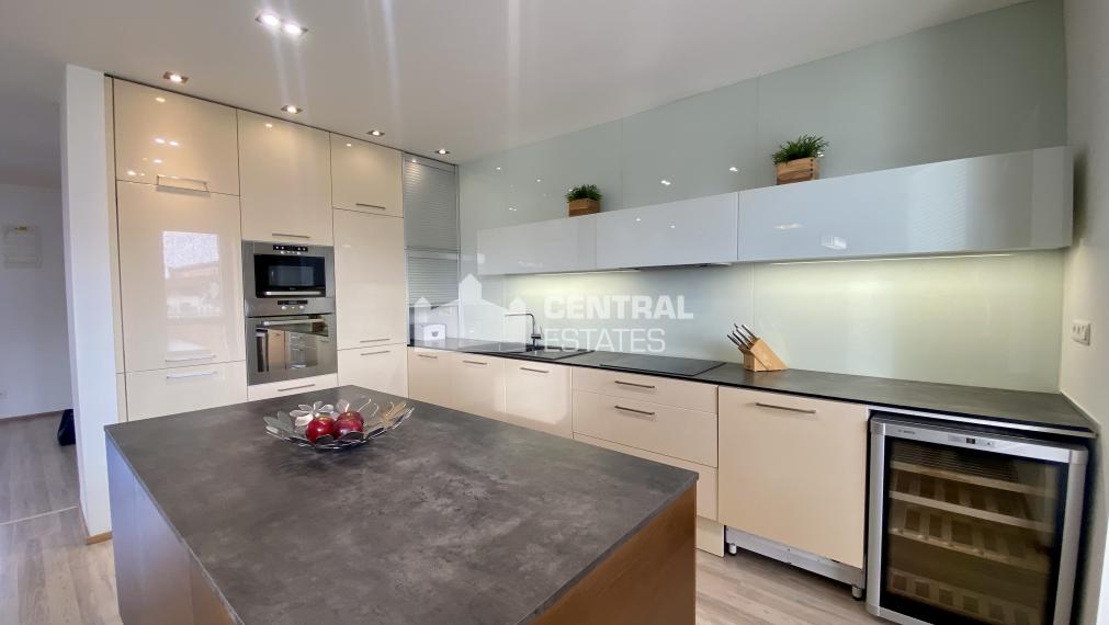 Superior 4- bedroom duplex in a new building with terrace and garage for rent in Petržalka