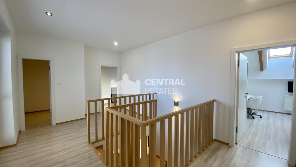 Superior 4- bedroom duplex in a new building with terrace and garage for rent in Petržalka
