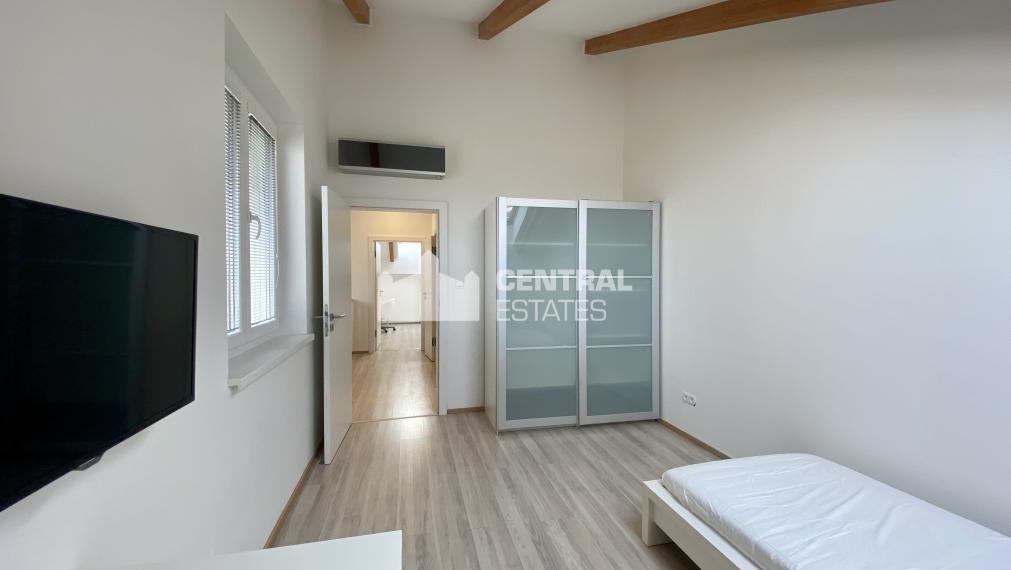 Superior 4- bedroom duplex in a new building with terrace and garage for rent in Petržalka