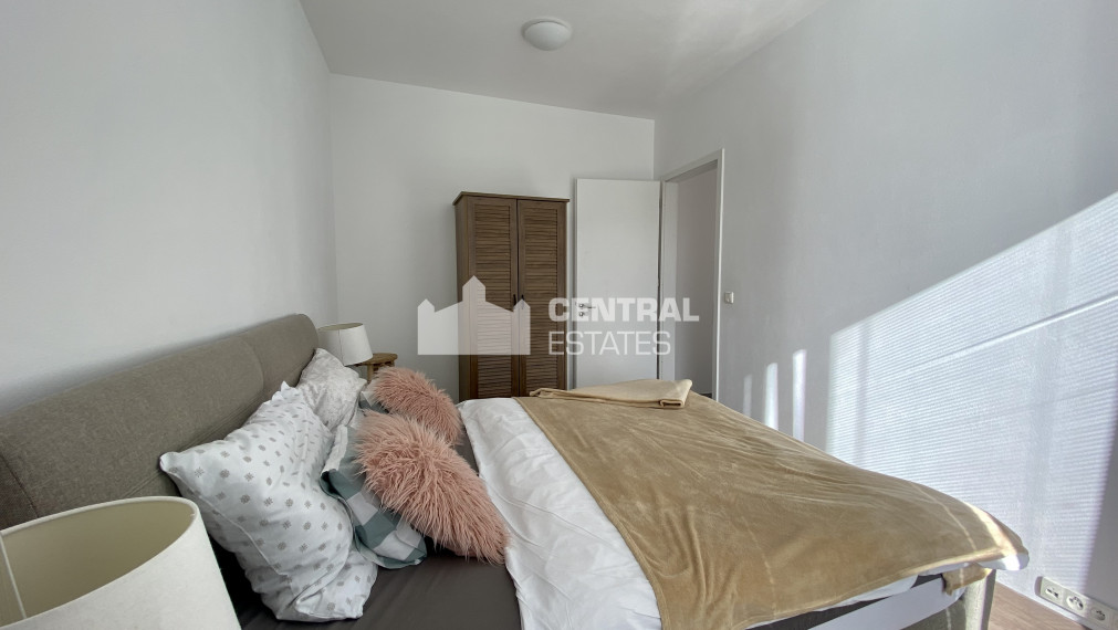 Krásny klimatizovaný 2i byt v novostavbe s terasou na prenájom v Starom meste