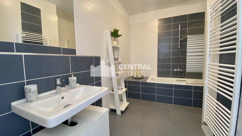 Krásny klimatizovaný 2i byt v novostavbe s terasou na prenájom v Starom meste