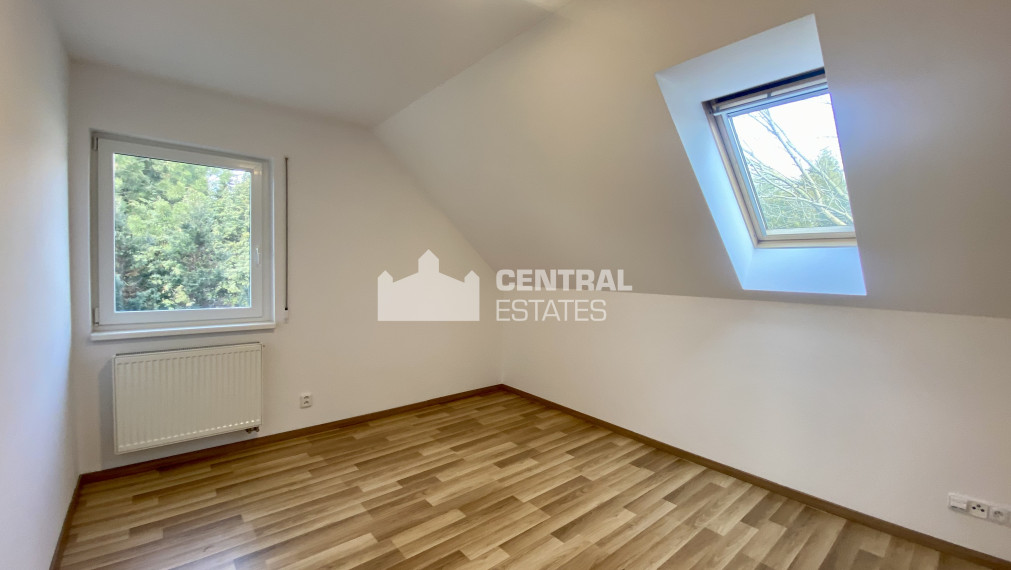 Priestranný 6-izbový rodinný dom so záhradou na prenájom v Záhorskej Bystrici