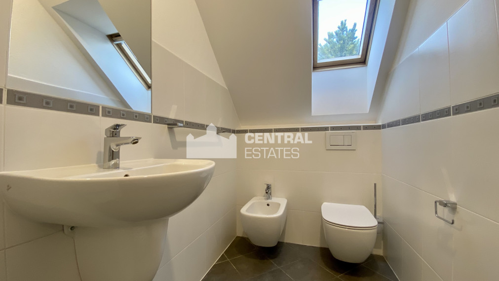 Priestranný 6-izbový rodinný dom so záhradou na prenájom v Záhorskej Bystrici