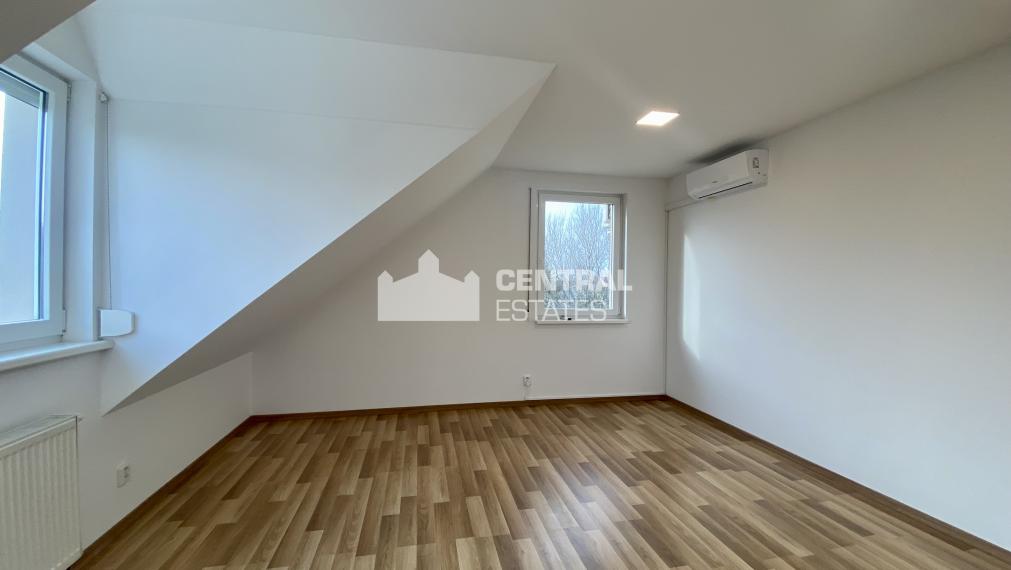 Priestranný 6-izbový rodinný dom so záhradou na prenájom v Záhorskej Bystrici