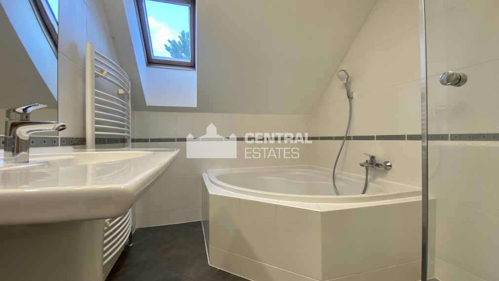 Priestranný 6-izbový rodinný dom so záhradou na prenájom v Záhorskej Bystrici