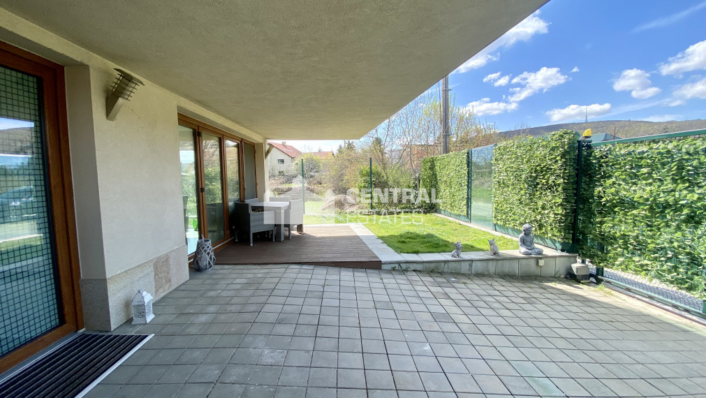 Nadštandardný 5i RD s predzáhradkou terasou a parkovaním na prenájom v Novom meste