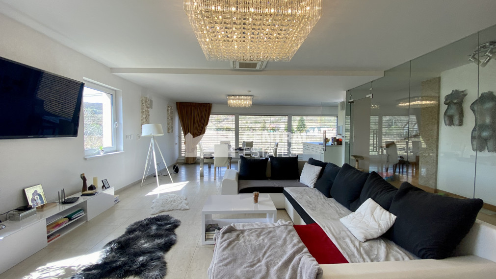 Nadštandardný 5i RD s predzáhradkou terasou a parkovaním na prenájom v Novom meste