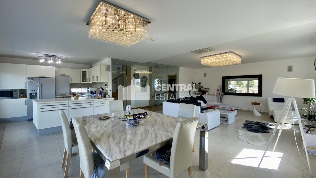 Nadštandardný 5i RD s predzáhradkou terasou a parkovaním na prenájom v Novom meste